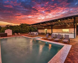 A serene escape with astounding Views of Lake Arenal and Arenal Volcano - Tronadora - Piscina