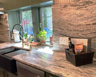 Family & Dog Friendly House With Hot Tub Onthe Pigeon River Near Asheville, Nc! - Canton - Servicio de la habitación