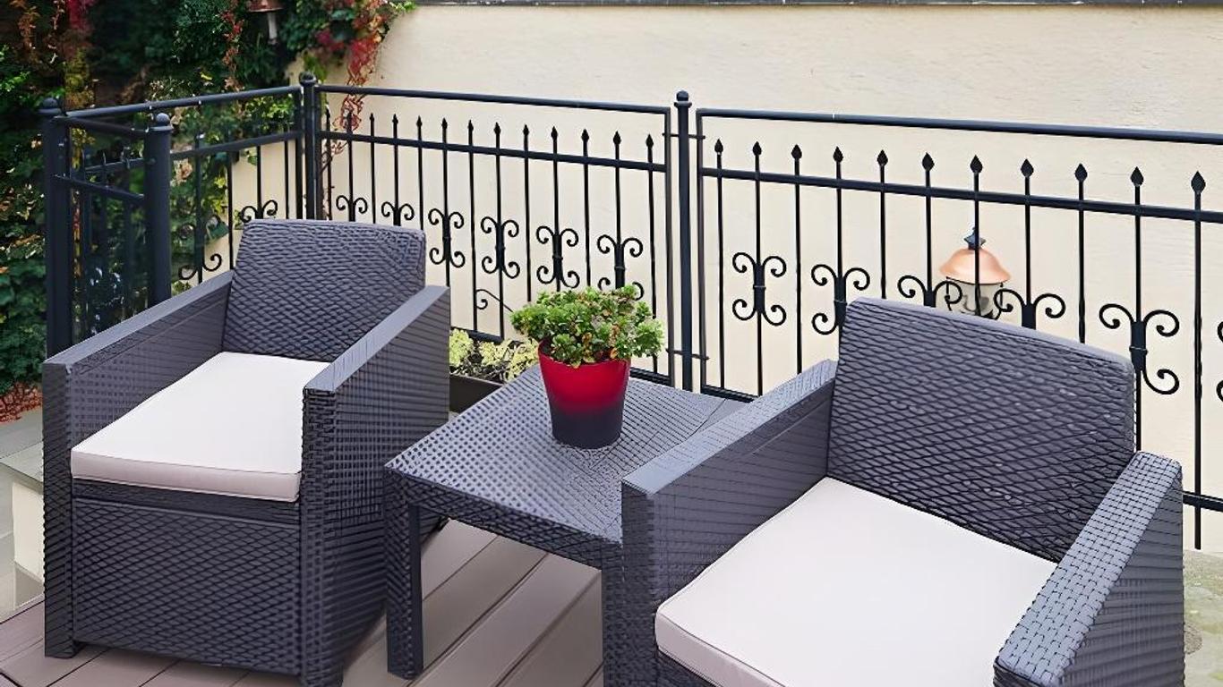 The Golden Wheel Hotel