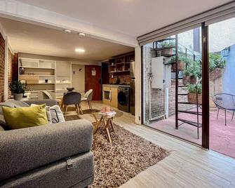 Live Coyoacán and its history in this cozy loft. - Mexico City - Living room