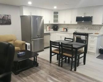 Beautiful 2-bedroom Guest Home in Guelph - Guelph - Kitchen