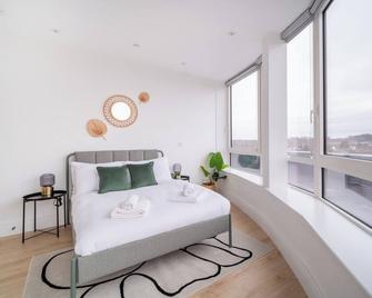 Luxurious 2 Bed Penthouse - Chertsey - Bedroom