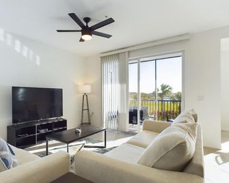 2-bedroom, 2-bath LUX condo with Golf, Spa, Pool, Hot tub + more - Immokalee - Living room