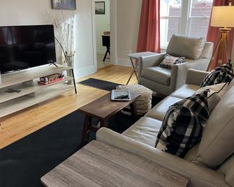 Cozy Downtown Home - Casper - Living room