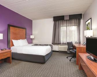 La Quinta Inn & Suites by Wyndham Atlanta Roswell - Roswell - Bedroom
