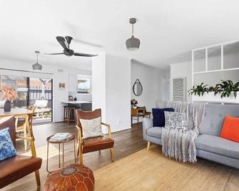 Pamela Place, quiet family holiday close to beach! - Mornington - Living room