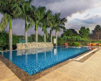 Treebo Tiger Pug Mark Resort, Ramnagar - Belparāo - Piscina
