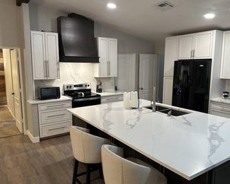 3Br/3Ba King size beds with Jacuzzi and plenty of parking for your toys - Lake Havasu City - Kitchen