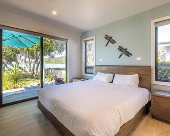 The Golden Pohutukawa - Beach House - Surfdale - Habitación
