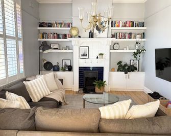 Olinda Cottage - CBD Bendigo with city views - Flora Hill - Living room