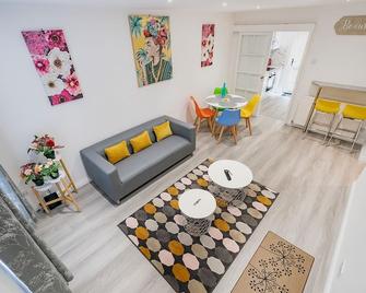 Pass the Keys - Bright & Airy 2BR 2Bath Apt in Perfect Location - Belfast - Sala de estar