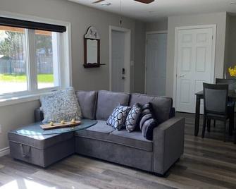 Two bedroom river side apartment with large private yard - Wingham - Living room