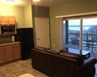 Perfect Weekend Getaway! Condo With Great River Views! Pool! - Grafton - Sala de estar