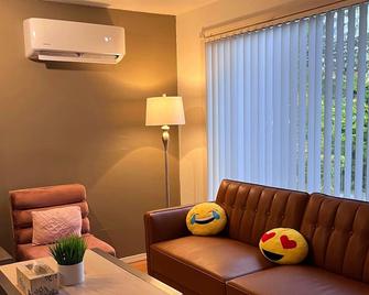 30% Off Monthly Stay Convenient Location - Норт-Бенд - Вітальня