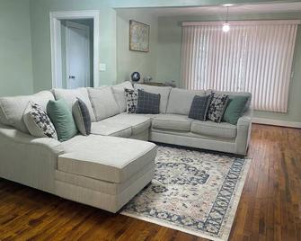 Charming 3-bedroom house in Queens with WiFi and AC - Queens - Living room