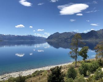 Lake Hawea Lakefront Cabin - Lake Hawea - Beach
