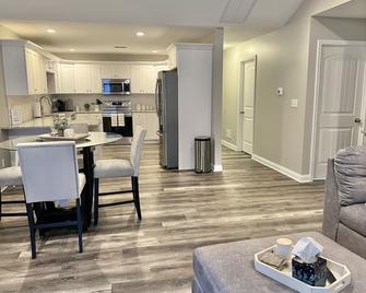Modern 2bd 2ba- Near I-75, Free WiFi, No Steps - Richmond - Living room