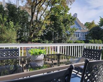 Beautiful upstairs apt. Walk to town, train, & beach ferry! - Greenwich - Balcón