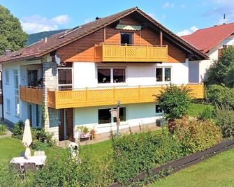 Gemütliche Ferienwohnung mit 69qm am Fuße des Kaitersbergers - Bad Kötzting - Gebäude