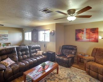 Dog-Friendly Bullhead City Home - Walk to Beach! - Bullhead City - Living room