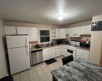 Spacious University area 2 bedroom apartment 1 mile from SU. Parkside view!n - Syracuse - Kitchen