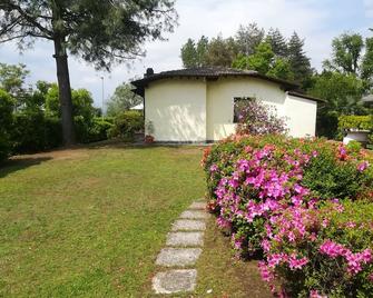 Lake Front Villa - Private Village - Dormelletto - Vista esterna