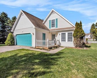 Standalone Harbor Village Cottage at Beach - Manistee - Building