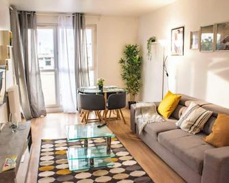 Nice Apartement in Paris near Stadium by Servall - Villeneuve-la-Garenne - Living room