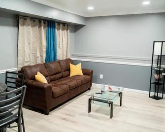 JC Entire Apartment remodeled, close to Airport and Ferry - Coram - Living room