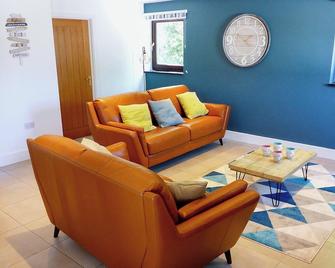 A detached house set in the beautiful quiet surroundings of the park. - Llanon - Sala de estar