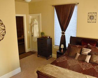 Spacious Villa with Indoor Sauna, Outdoor Hot tub, Mountain & Water views! - Gig Harbor - Спальня