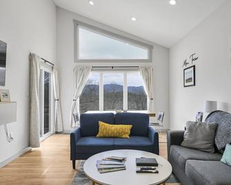 Mon Trèsor, Modern Mountain Views with deck - Weaverville - Living room