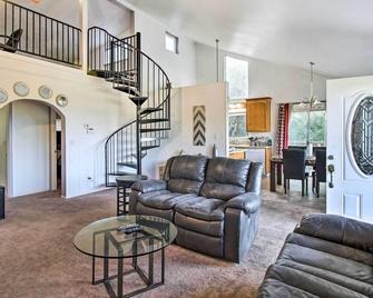 Lake View Home w/ Grill: Hike, Boat, Relax! - Kelseyville - Living room