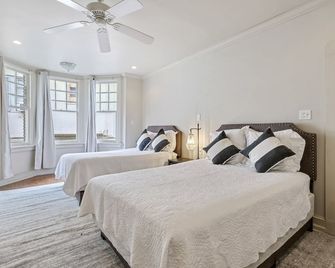 Amazing and Spacious Home just steps away from St. Charles Avenue! - New Orleans - Schlafzimmer