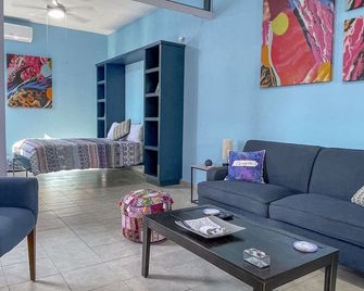 Luna - Alexa art loft w extras - bicycles & snorkel gear. shared pool & grill - Cozumel - Living room