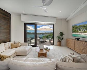 Luxury Riverside Escape - Noosaville - Living room