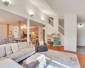 Lakefront Gem with Games in Westminster! - Westminster - Living room