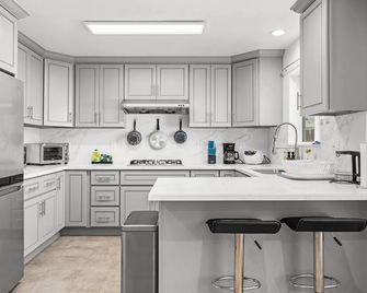 Comfy Retreat With Yard Cozy Interiors - San Gabriel - Kitchen