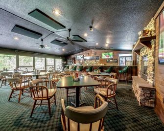 Wooded Chalet w Hot Tub & Indoor Pool, Gym Access - Hedgesville - Restaurant