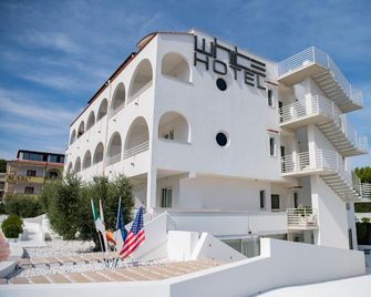 White Hotel - Vieste - Building
