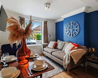 Stylish House Close to Morden and Sutton Station with Free Parking - Mitcham - Living room