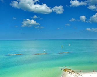 Peaceful home with pool and steps to beach/dining - Marco Island - Beach