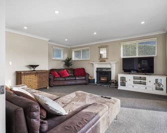 Sanctuary At The Bay - Diamond Harbour Retreat - 리텔톤 - 거실