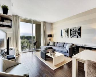 Casa Costa 309N 1 Bedroom, Pools, Jacuzzi, Beach, Shops & Dog Friendly - Boynton Beach - Living room