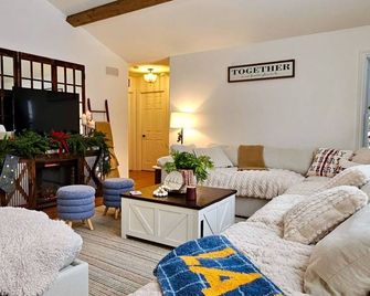 Escape to the Lake-7bedroom waterfront cottage w/ hot tub in Muskoka. - Bala - Living room