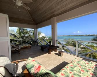 The Penthouse with sweeping views of Cocoa bay beach , green turtles & Rays - Green Turtle Cay - Balcony