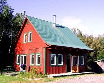 Classic Cabin Accommodation by a Lake in Lanaudière, Québec, Canada - Saint-Jean-de-Matha - Gebouw
