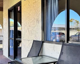 Captains Quarters Motor Inn - Cambridge - Balcony