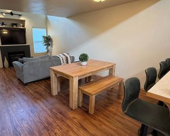 Charming 2-bdrm townhome in Silverdale Minutes from town, Hospital & Navy base - Silverdale - Eetruimte