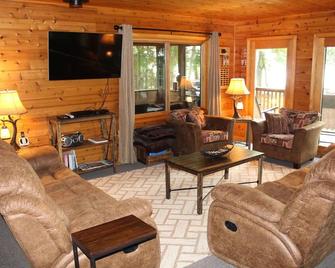 Waterfront Sugar Island Cabin! Freighters, Fishing. - Sault Ste. Marie - Living room